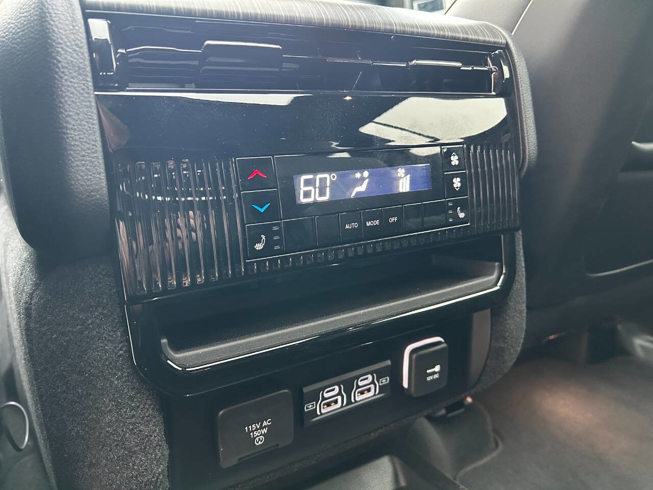 Used 2024 Jeep Wagoneer L Series III w/ Premium Group I image 13