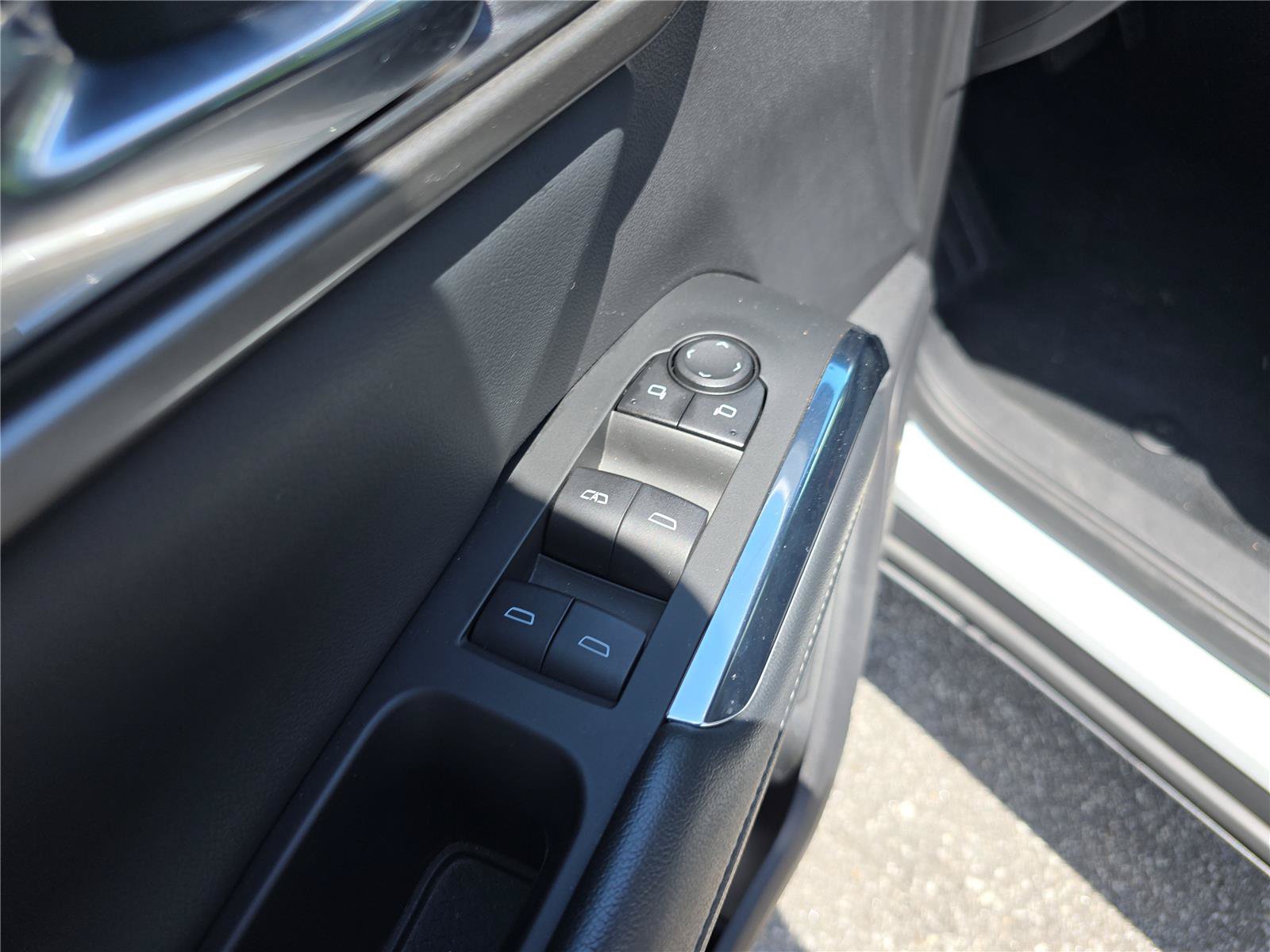 Used 2025 Chevrolet Traverse LT FWD image 19