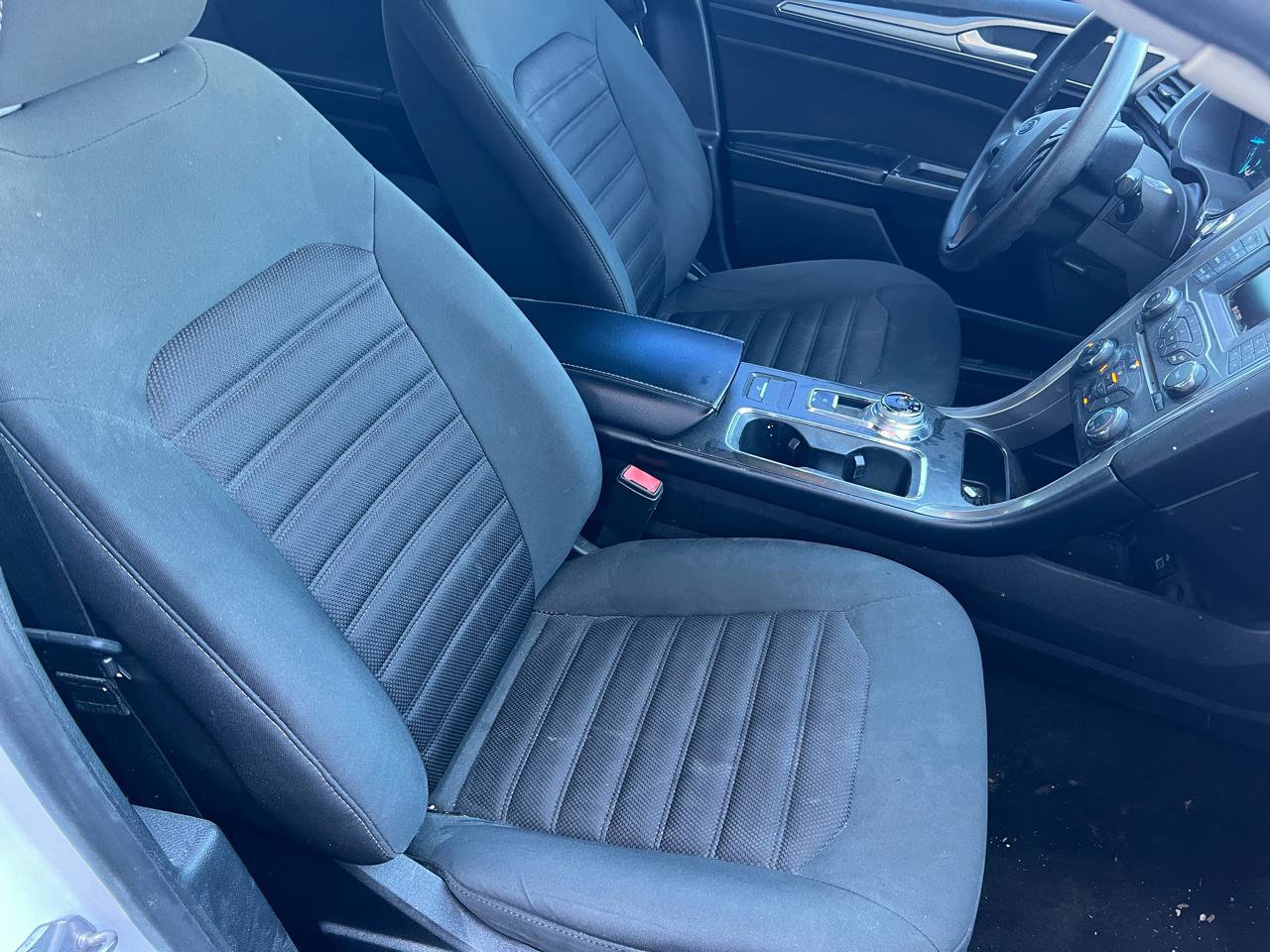 Used 2018 Ford Fusion SE FWD image 16