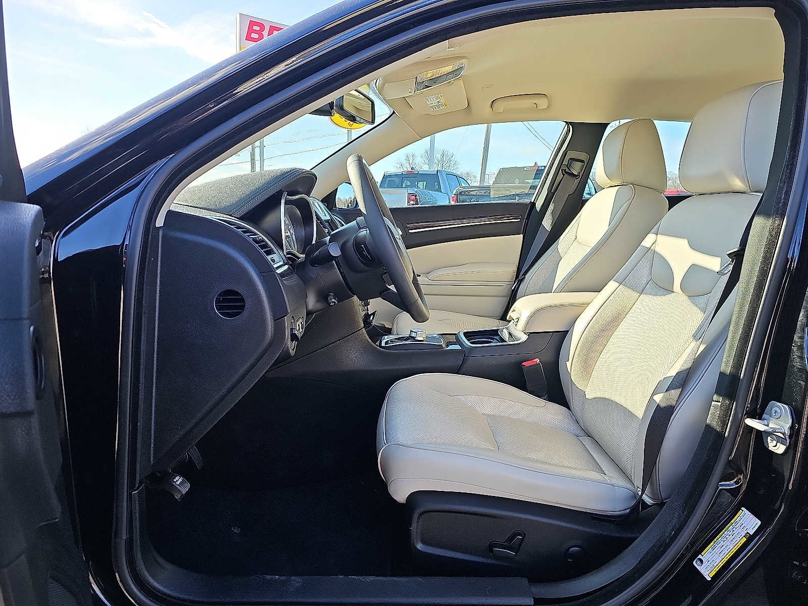 Used 2023 Chrysler 300 Touring L w/ Comfort Group image 14