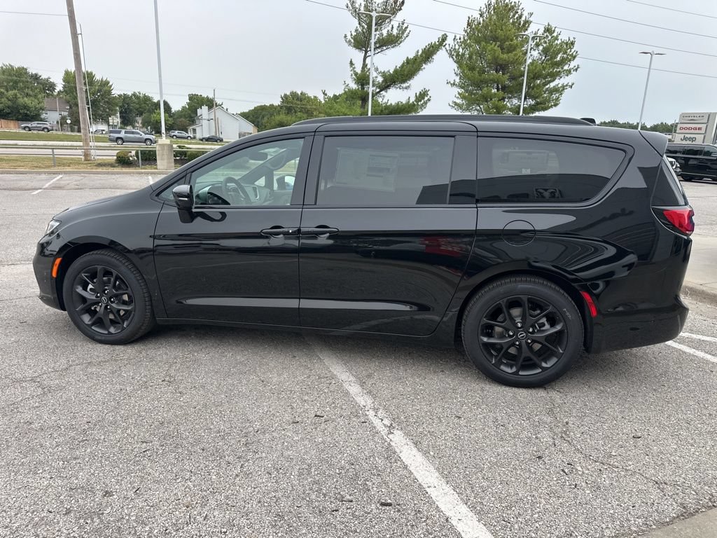 New 2026 Chrysler Pacifica Limited w/ S Appearance Package FWD image 21