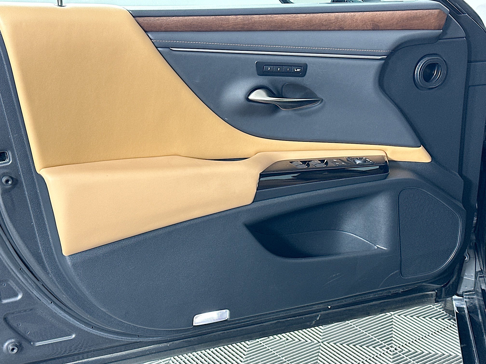 Used 2025 Lexus ES 300h ES 300h w/ Premium Package image 19