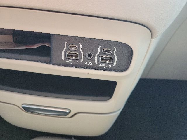 Used 2023 Chrysler Pacifica Touring-L FWD image 5