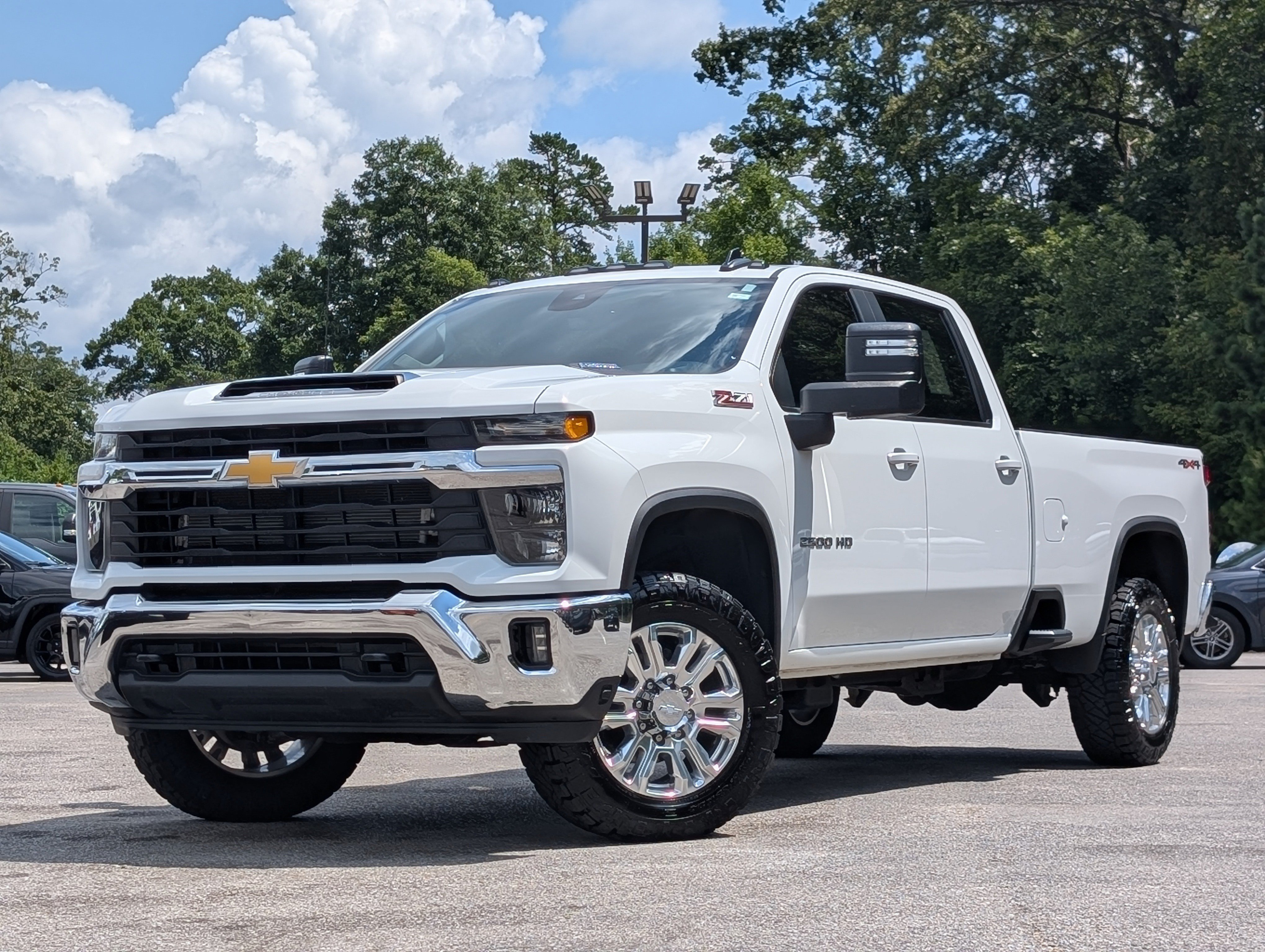Used 2024 Chevrolet Silverado 2500 LT AWD/4WD image 4