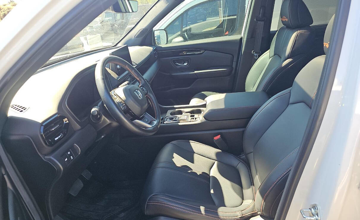 Used 2025 Honda Pilot TrailSport image 9