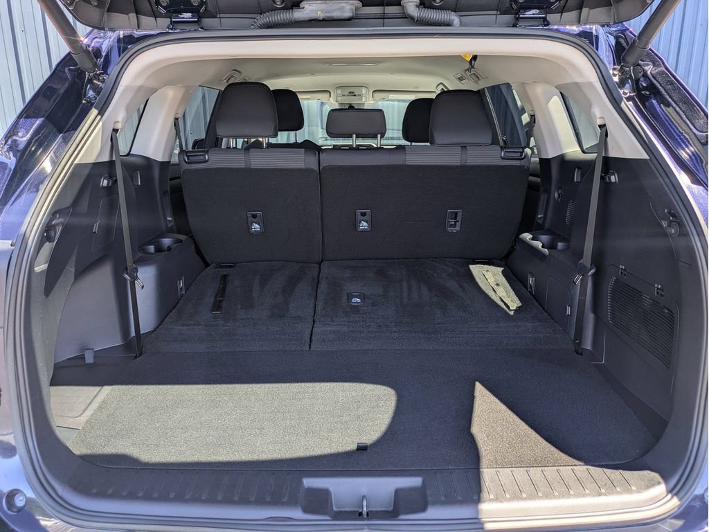 Used 2025 Toyota Highlander LE FWD image 8