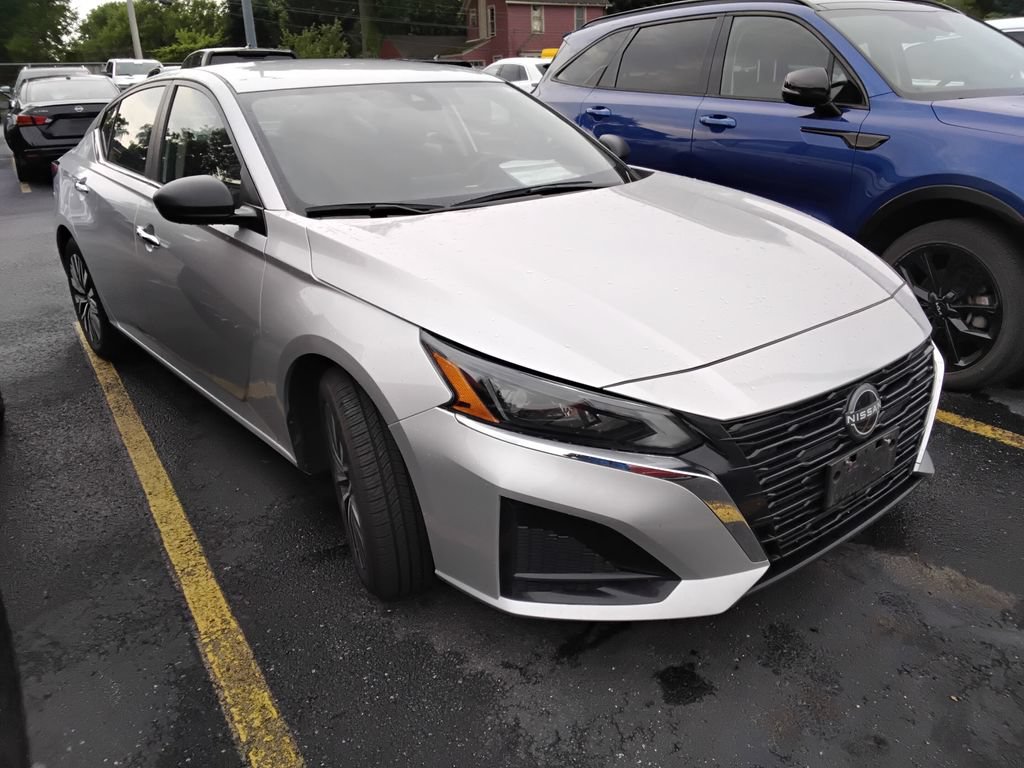 Used 2024 Nissan Altima 2.5 SV FWD image 12