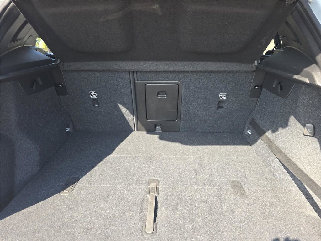 Used 2020 Volvo XC40 T5 Momentum image 23