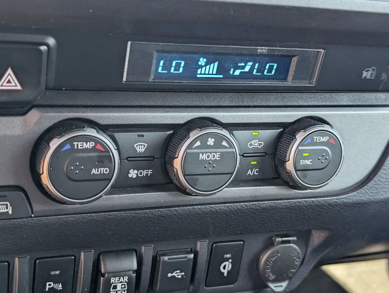 Used 2021 Toyota Tacoma TRD Off-Road w/ Technology Package AWD/4WD image 17