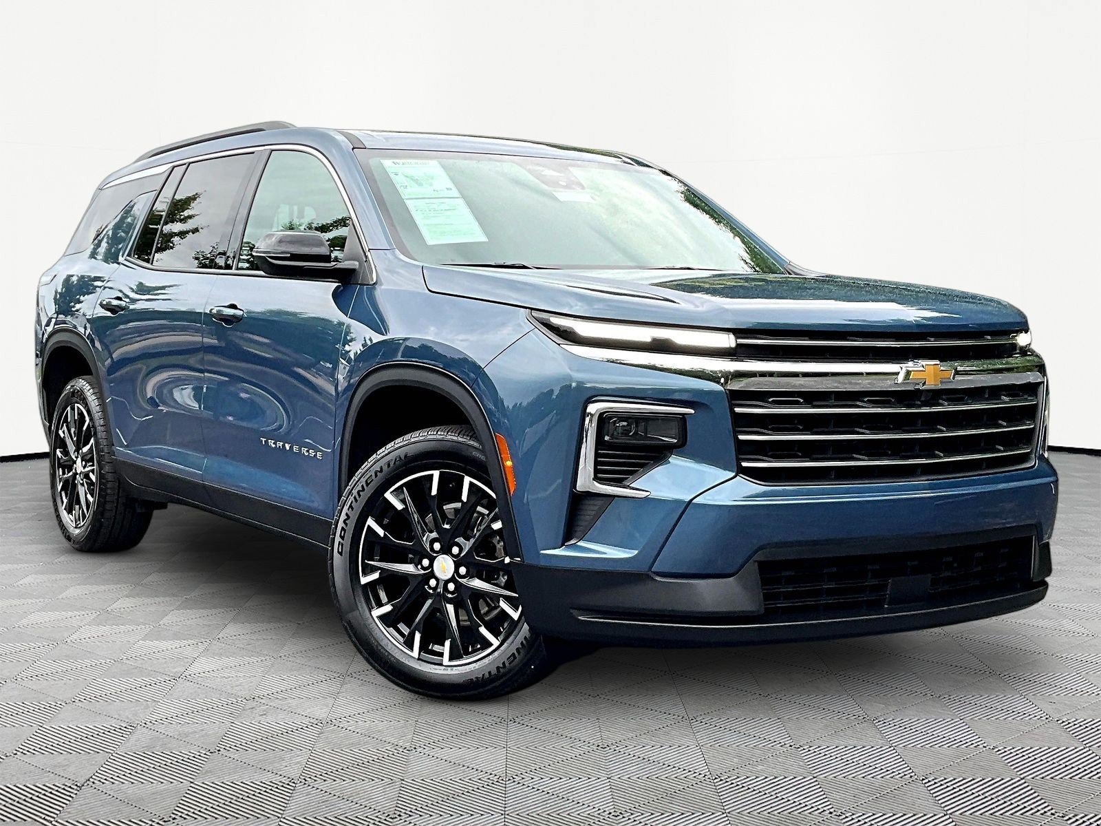 Used 2025 Chevrolet Traverse LT w/ Sun and Wheel Package AWD/4WD image 3