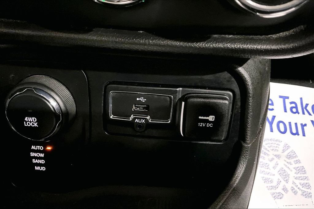 Used 2016 Jeep Renegade Latitude AWD/4WD image 30