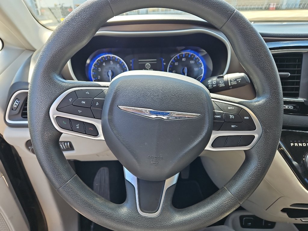 Used 2018 Chrysler Pacifica Touring Plus w/ Tire & Wheel Group FWD image 10