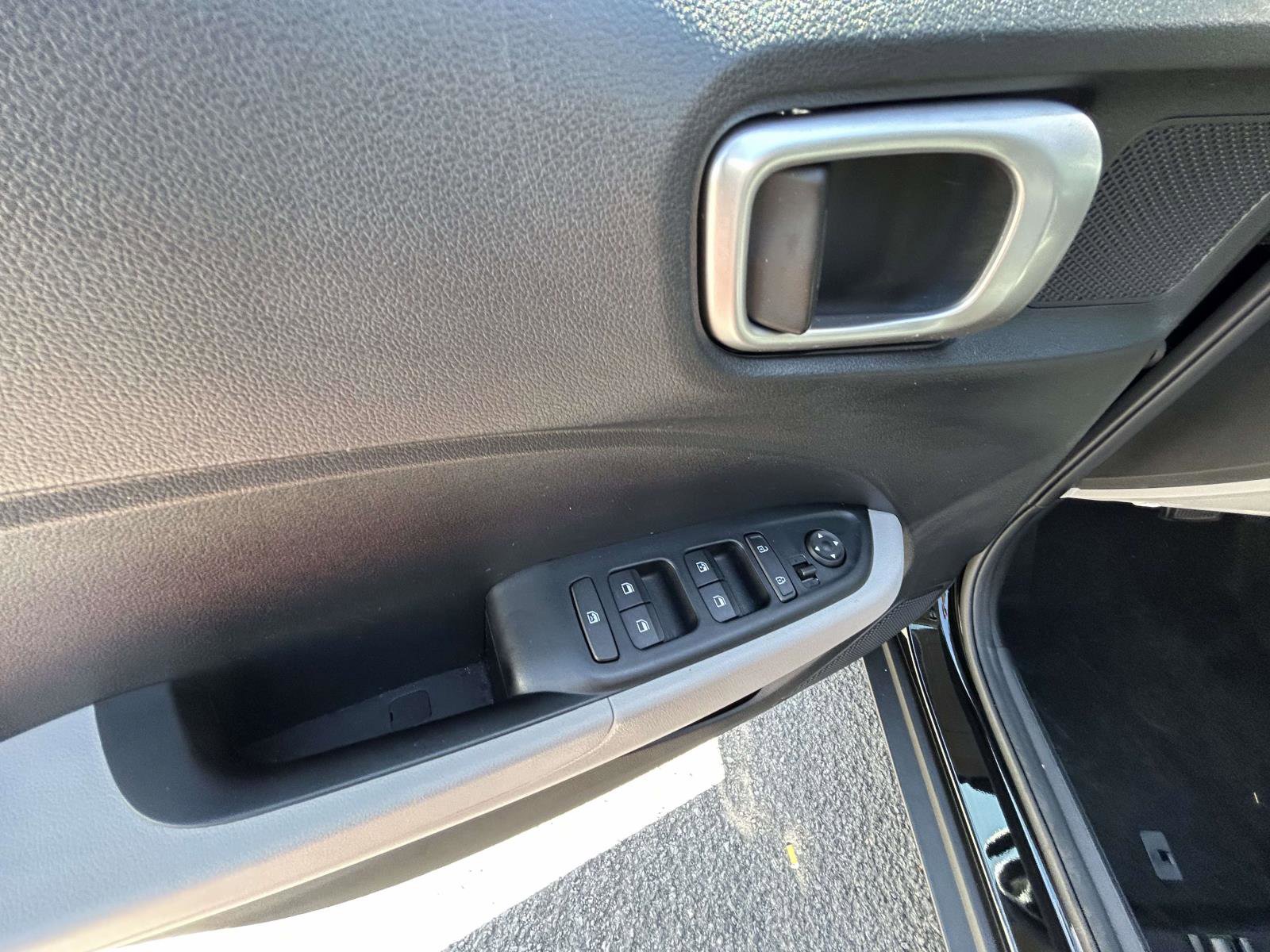 Used 2025 Hyundai Venue SEL FWD image 18