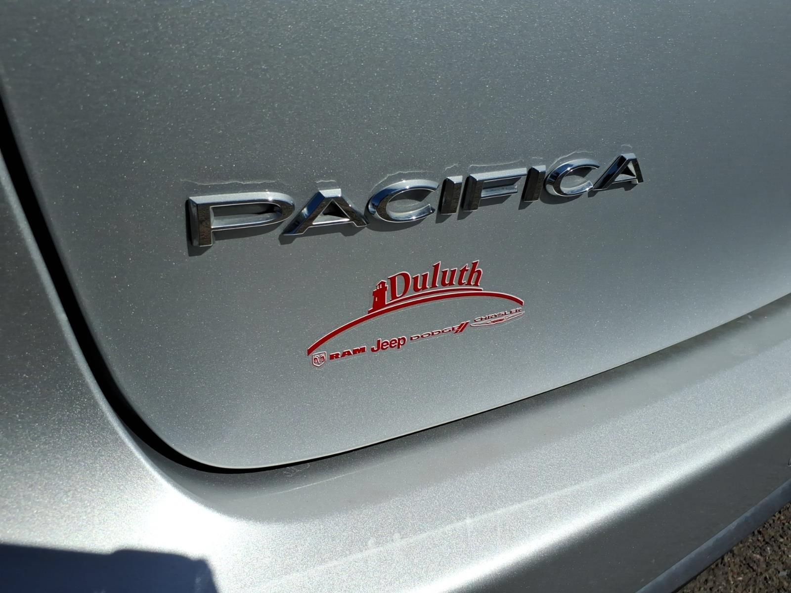Used 2024 Chrysler Pacifica Touring-L FWD image 13