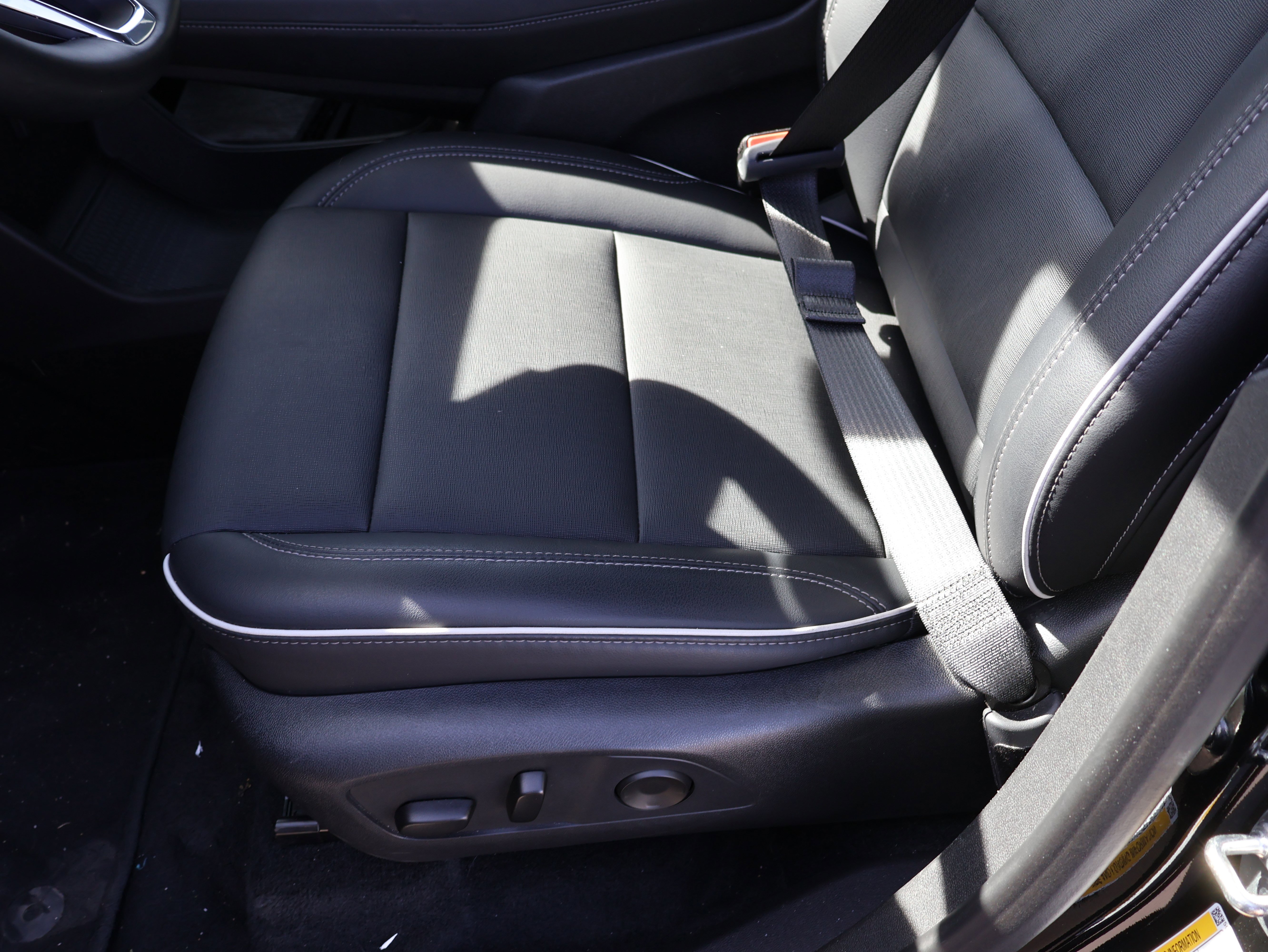Used 2025 Buick Enclave Preferred image 35