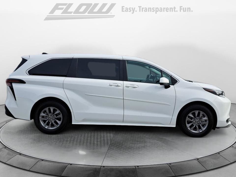 Used 2025 Toyota Sienna LE AWD/4WD image 10