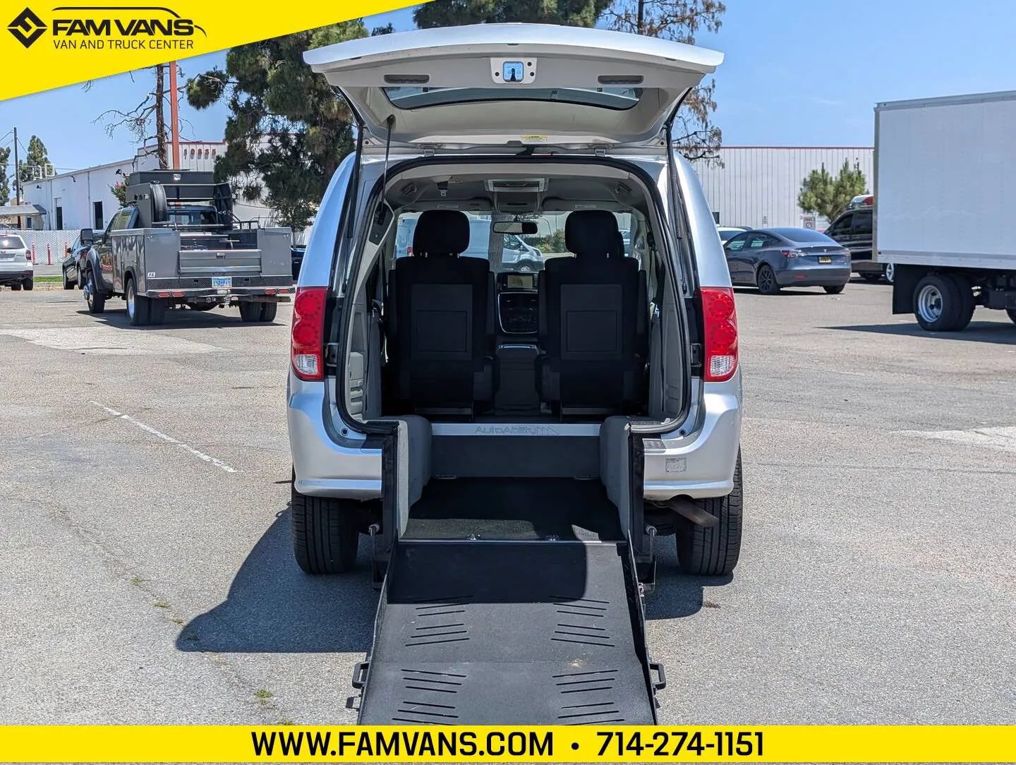 Used 2011 Dodge Grand Caravan Crew w/ Driver Convenience Group FWD image 3