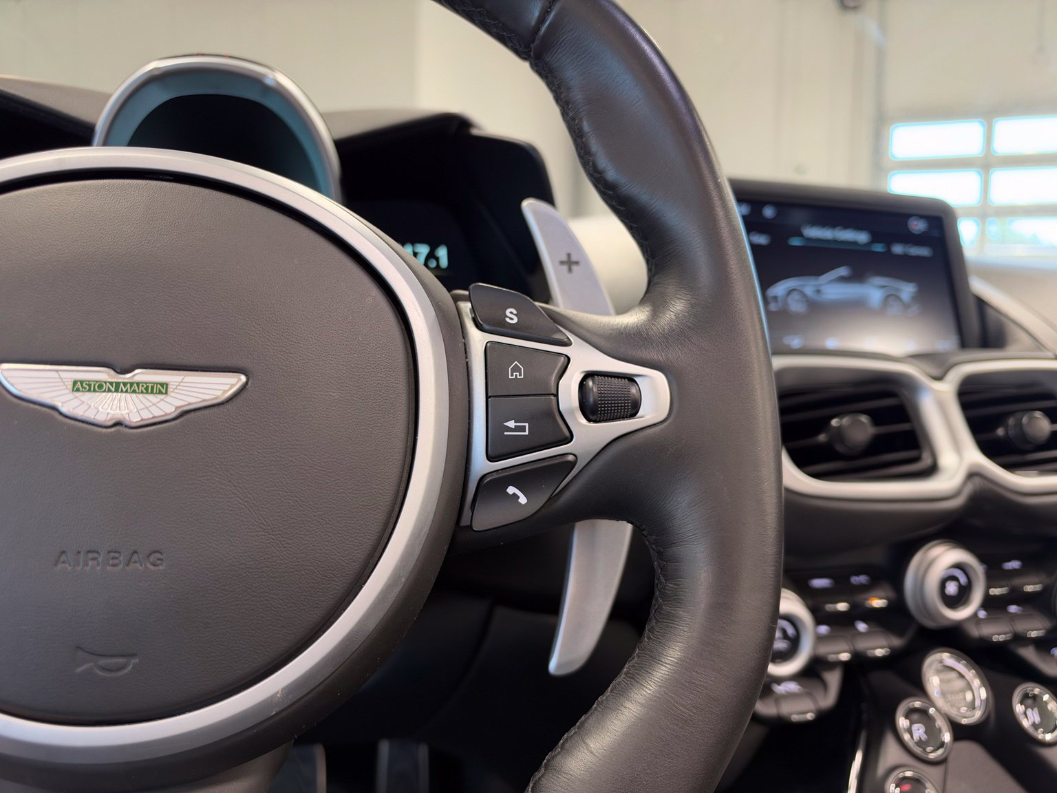 Used 2021 Aston Martin V8 Vantage Roadster RWD image 28