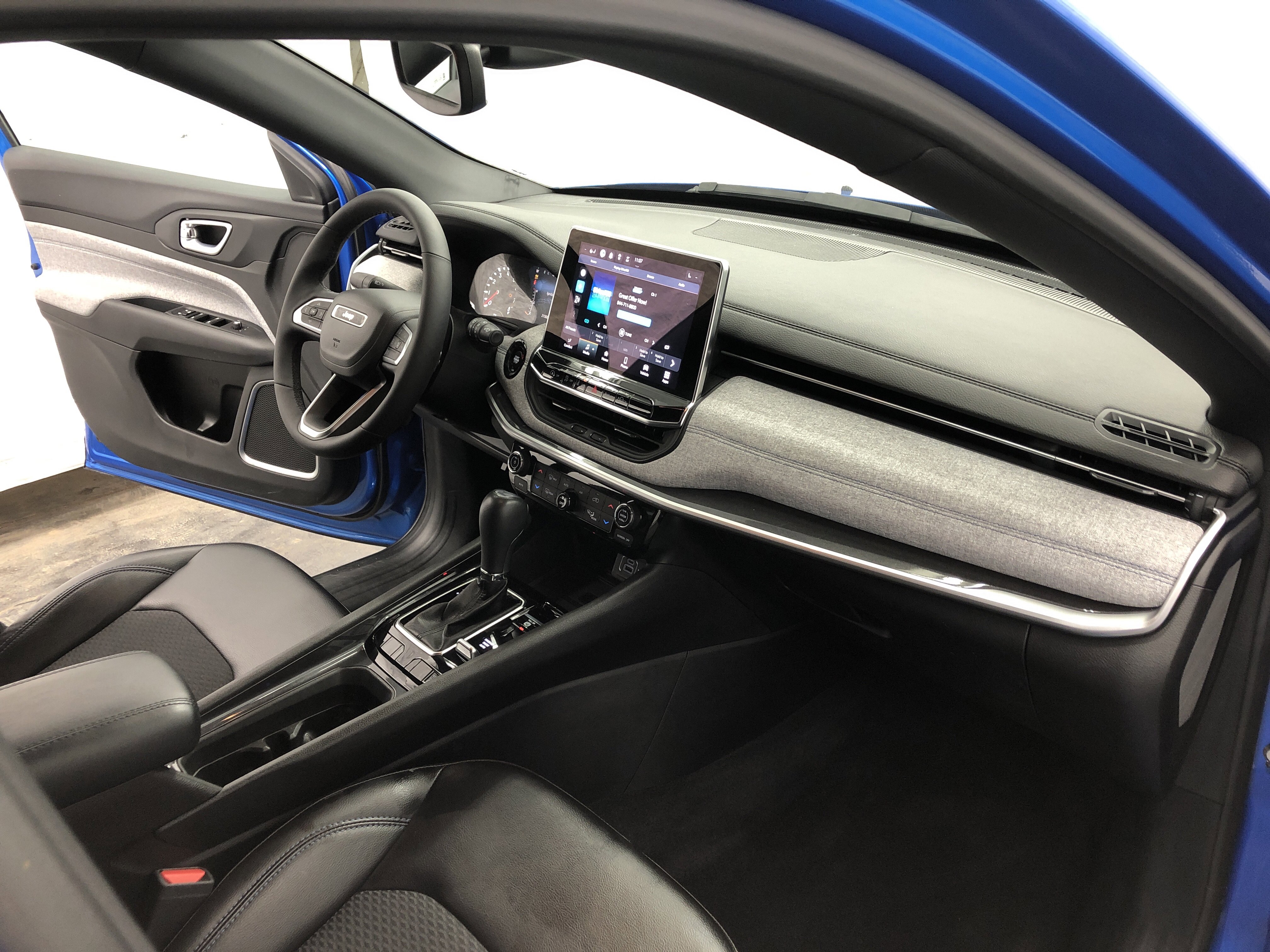 Certified 2023 Jeep Compass Latitude w/ Convenience Group AWD/4WD image 15