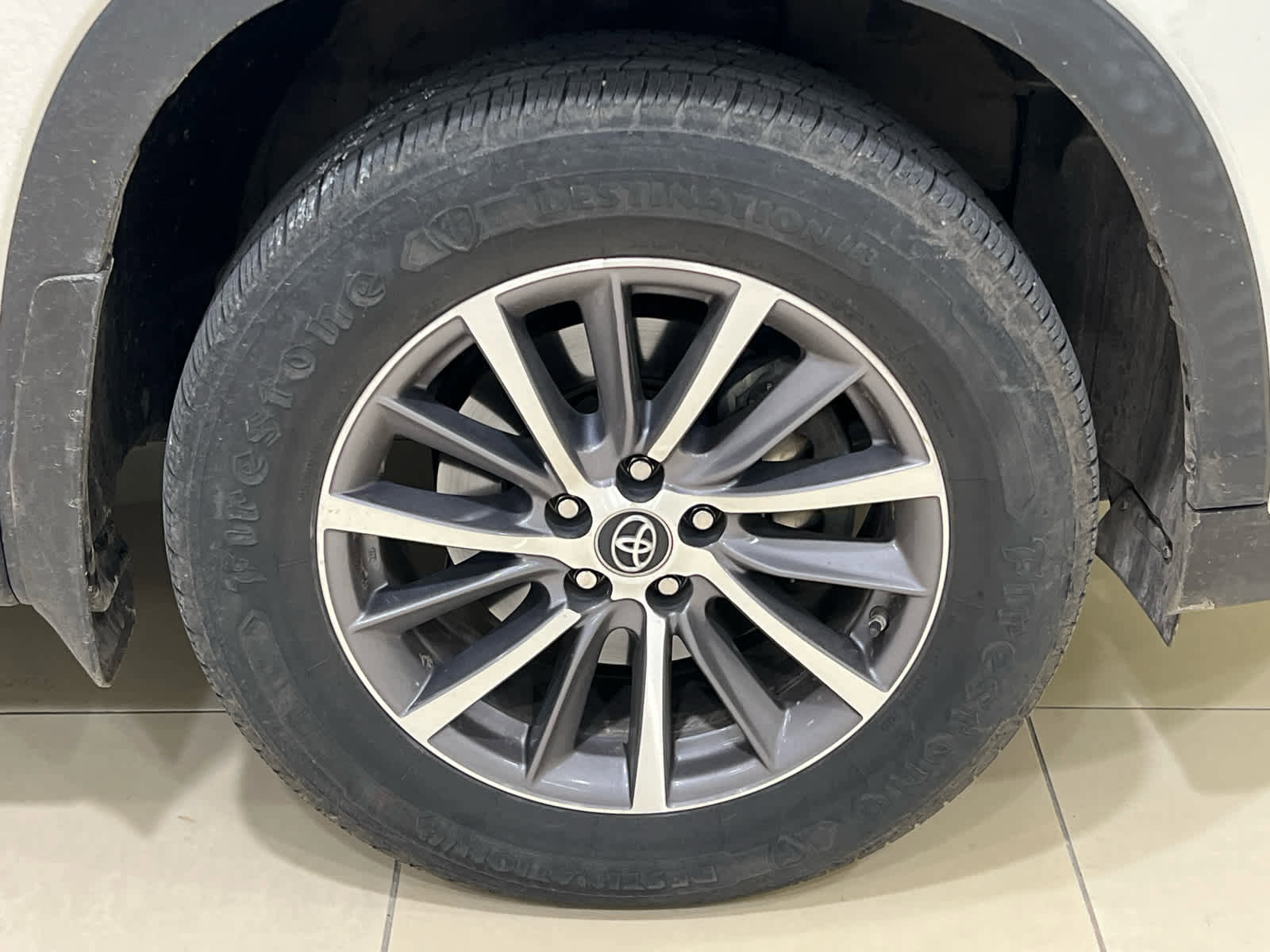 Used 2019 Toyota Highlander XLE w/ Carpet Mat Package (TMS) image 4