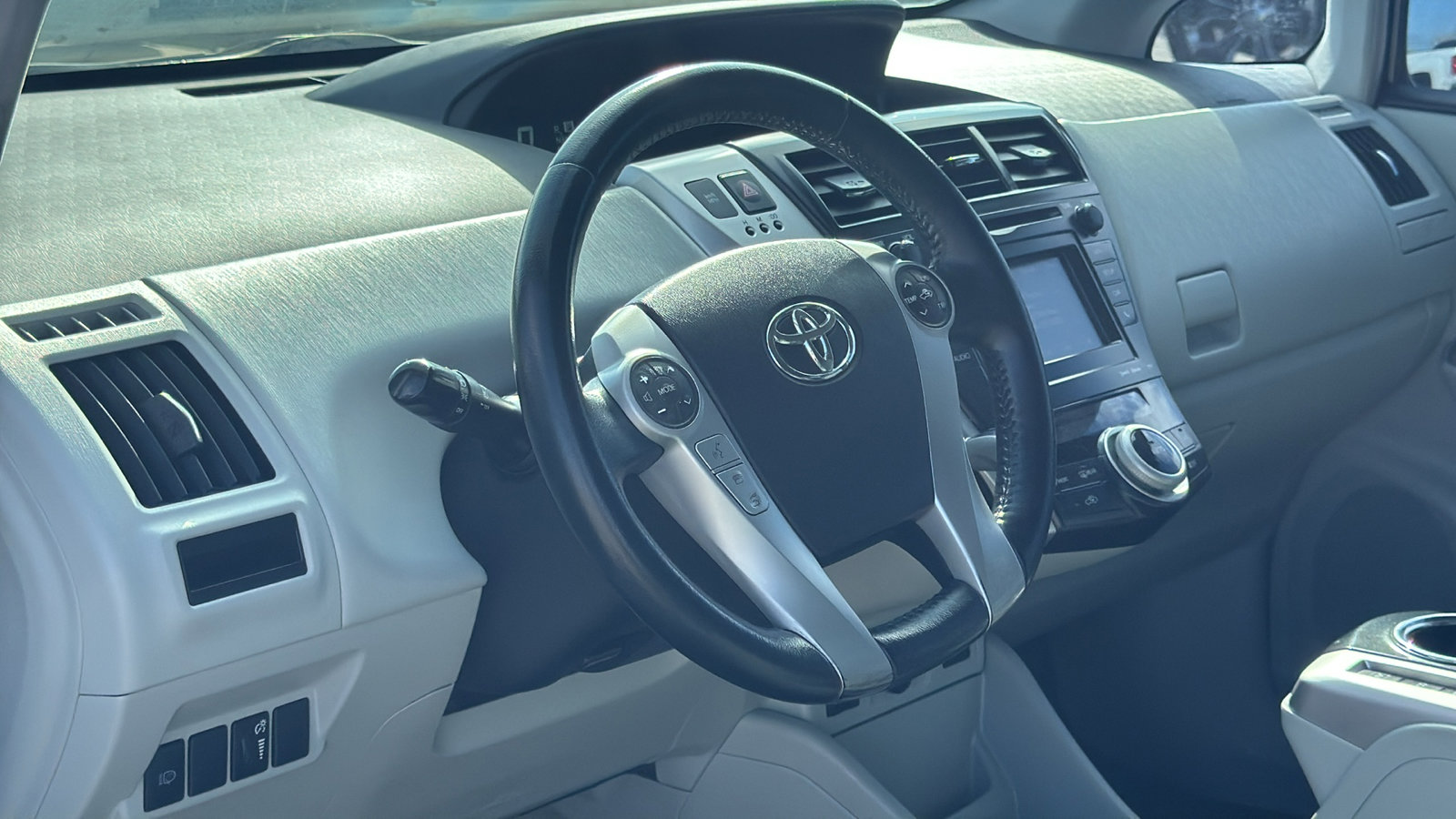 Used 2013 Toyota Prius V image 10