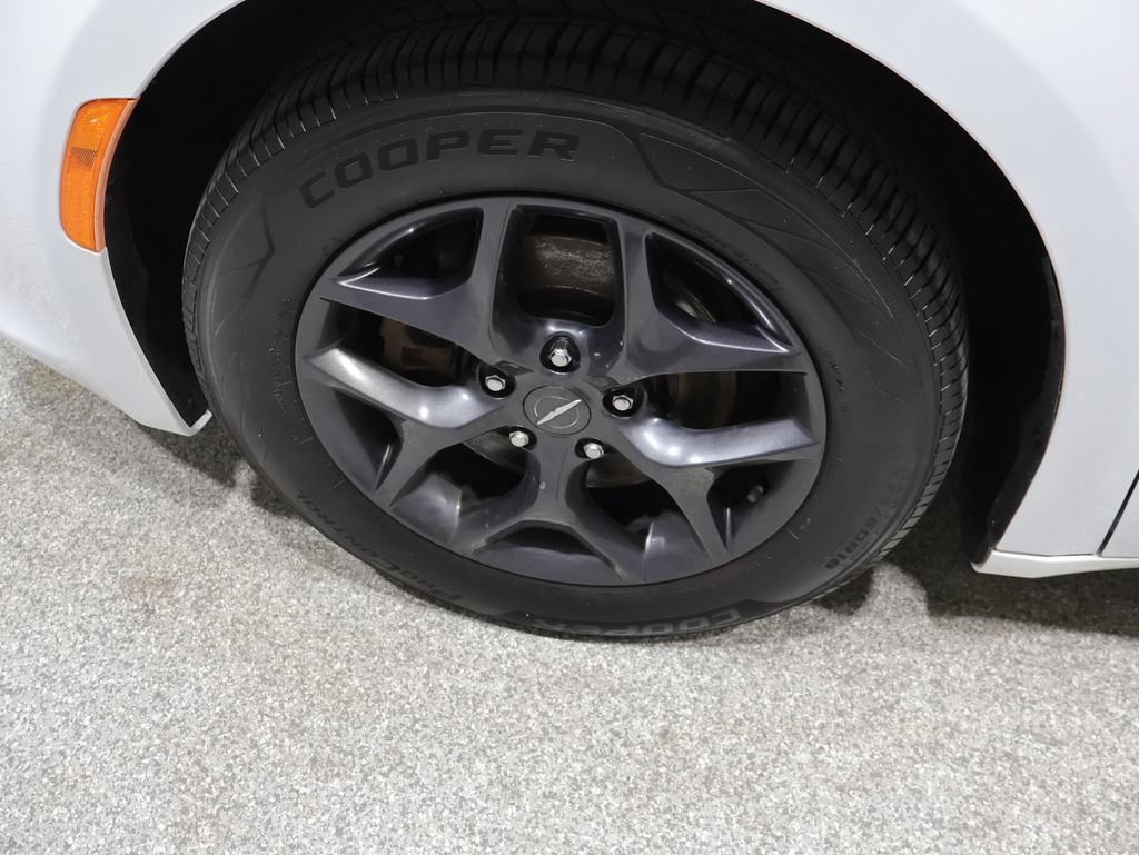 Used 2019 Chrysler Pacifica Touring-L Plus w/ S Appearance Package FWD image 9