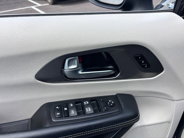 Used 2023 Chrysler Pacifica Touring-L FWD image 16
