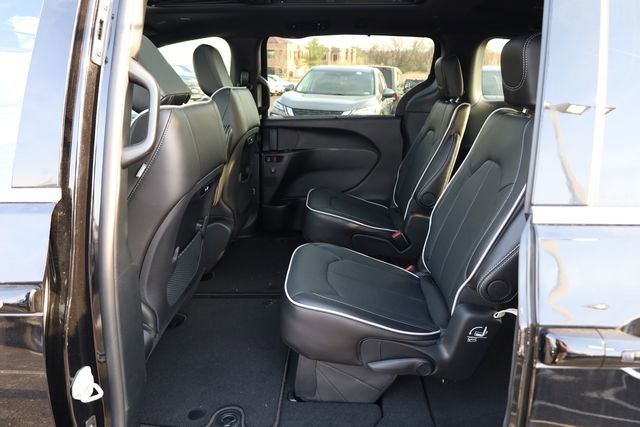 New 2026 Chrysler Pacifica Limited image 24