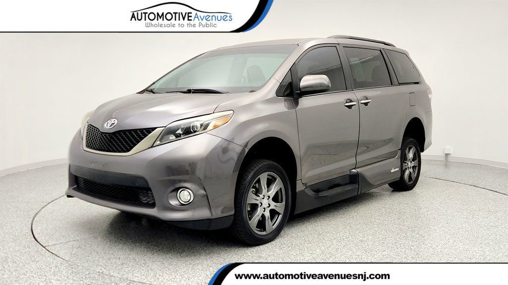 Used 2017 Toyota Sienna SE Premium image 1