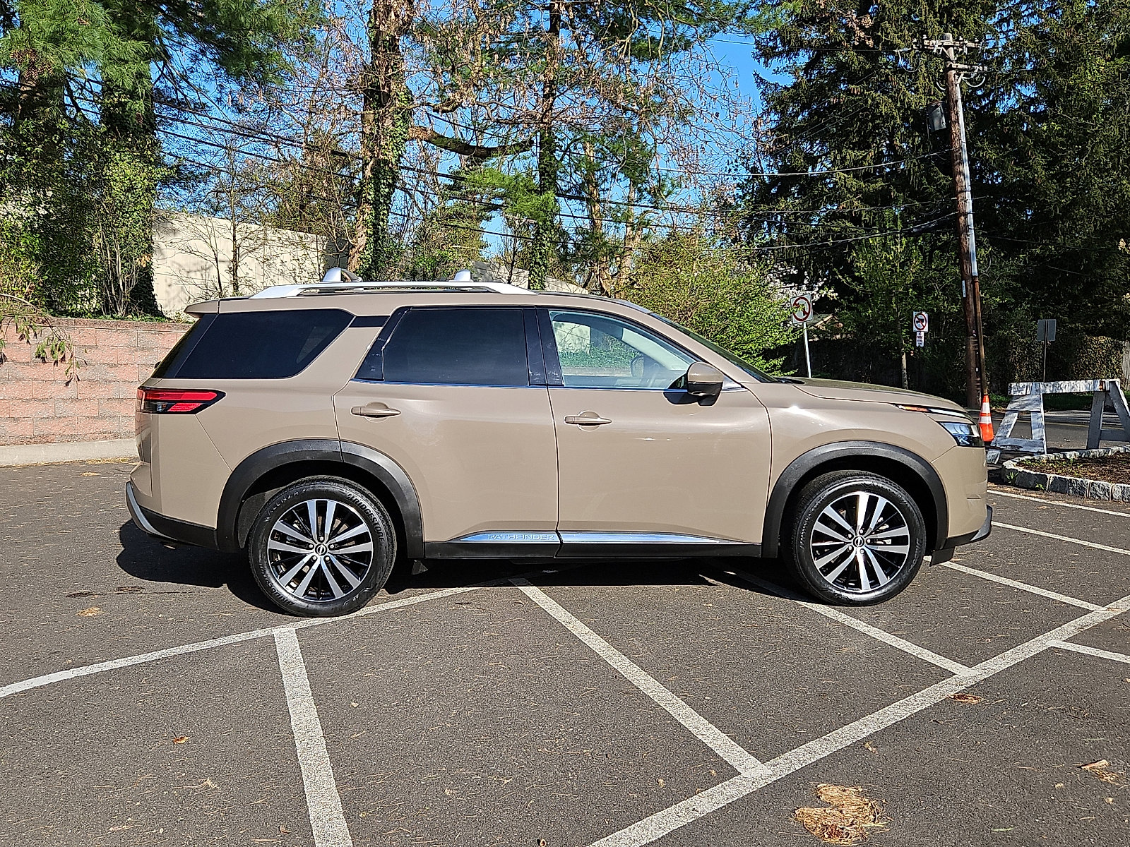 Certified 2023 Nissan Pathfinder Platinum w/ Black Appearance Package AWD/4WD image 6