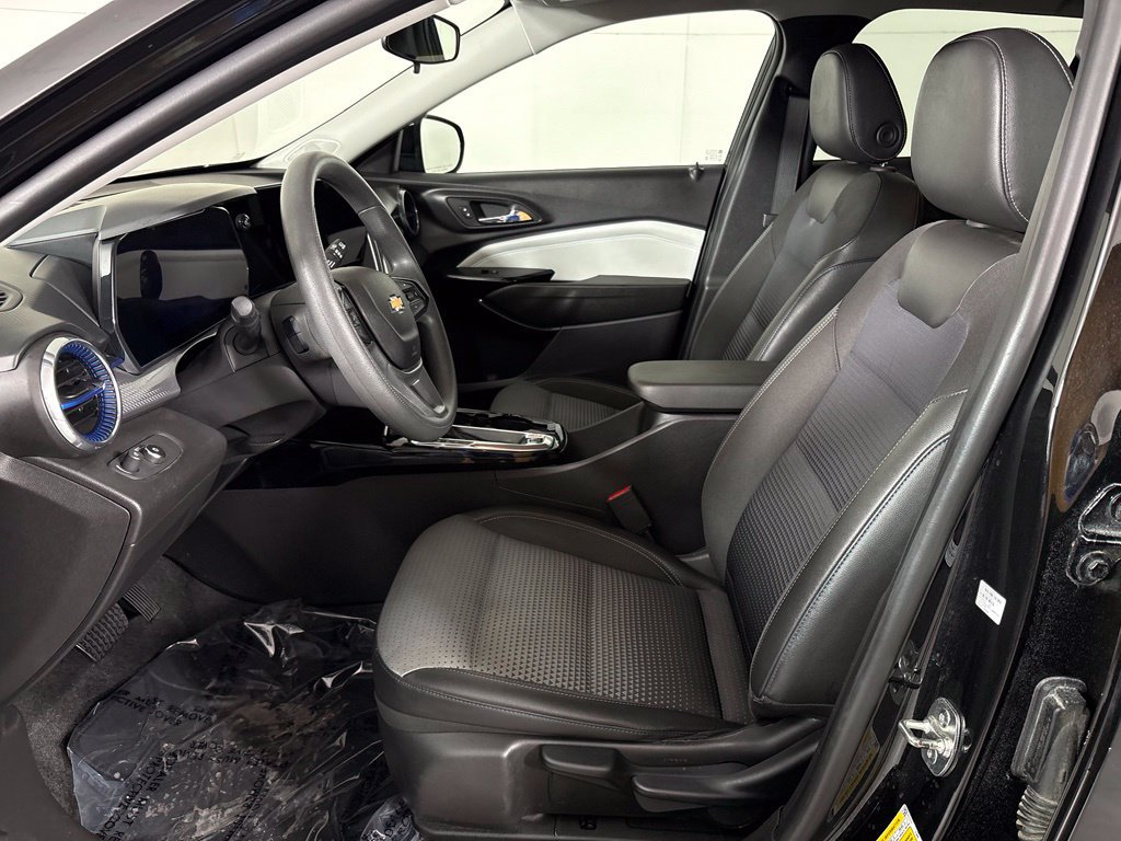 Used 2025 Chevrolet Trax LT FWD image 15