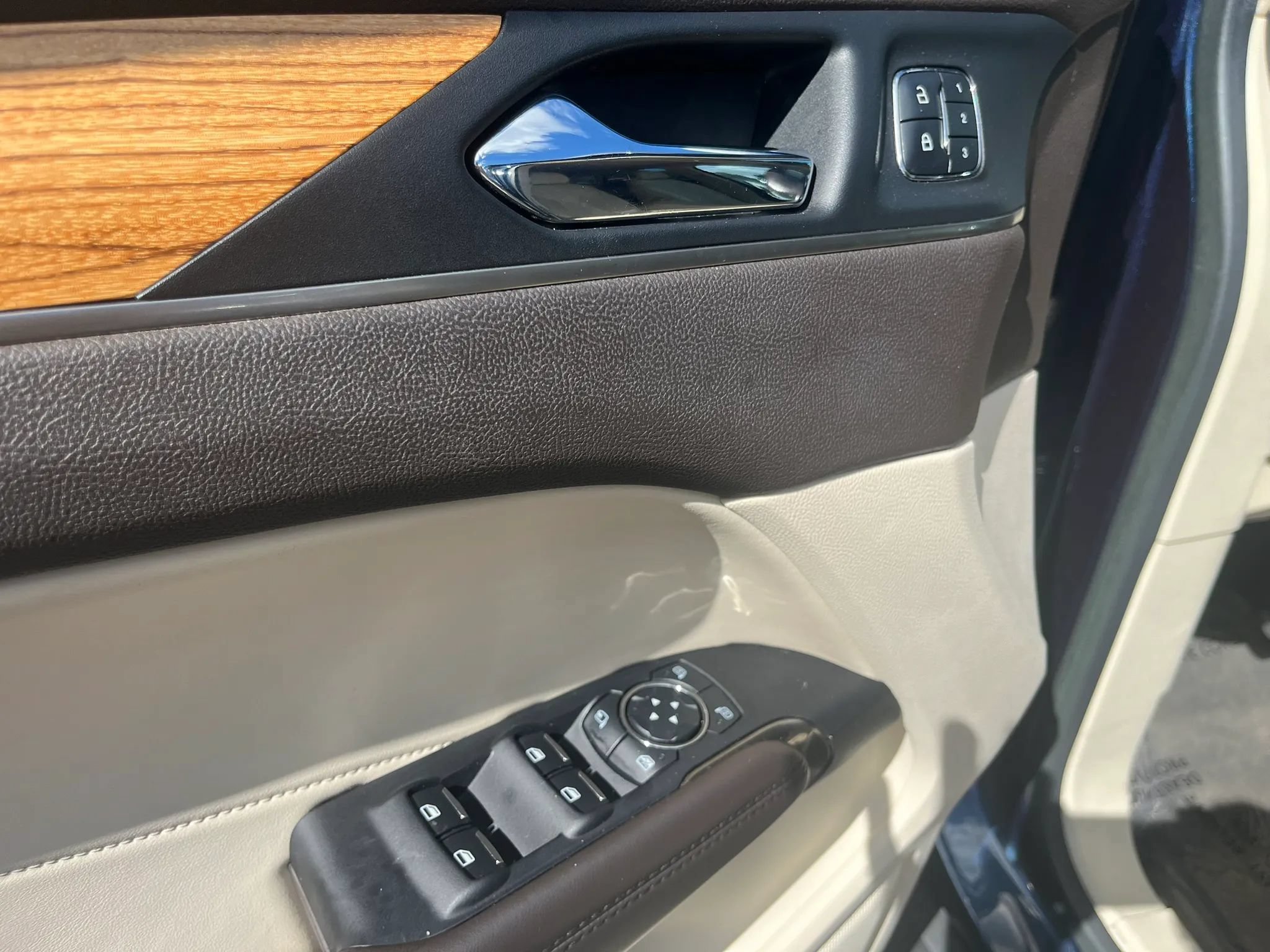 Used 2015 Lincoln MKC FWD w/ Equipment Group 101A Select image 12