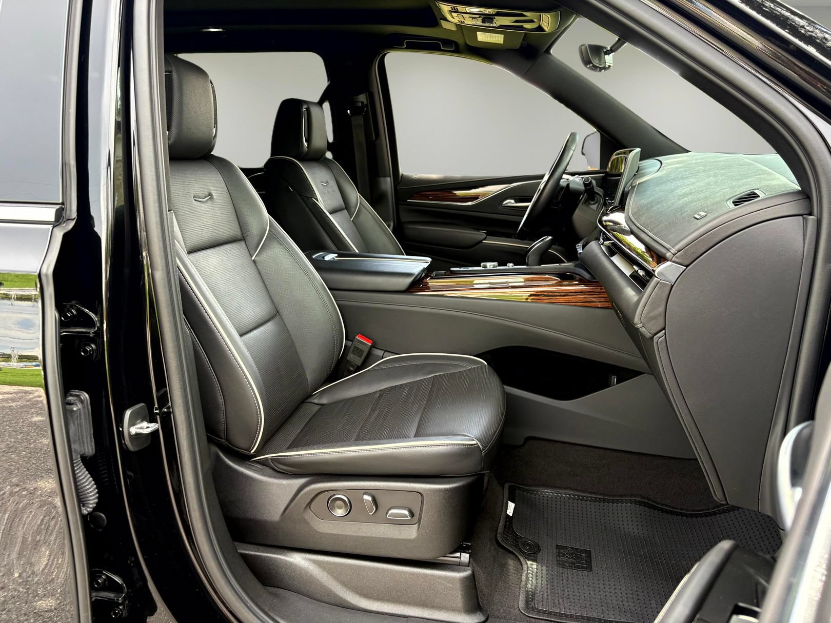 Certified 2023 Cadillac Escalade ESV Premium Luxury AWD/4WD image 18