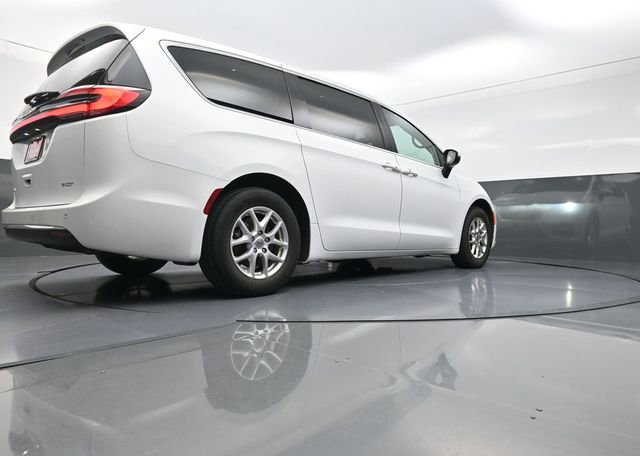 Used 2023 Chrysler Pacifica Touring-L FWD image 27