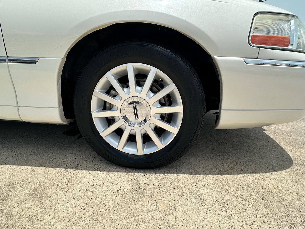 Used 2006 Lincoln Town Car Signature RWD image 11