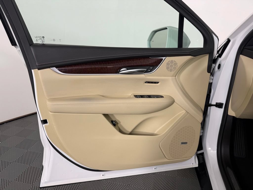 Used 2017 Cadillac XT5 Premium Luxury w/ Driver Assist Package AWD/4WD image 19
