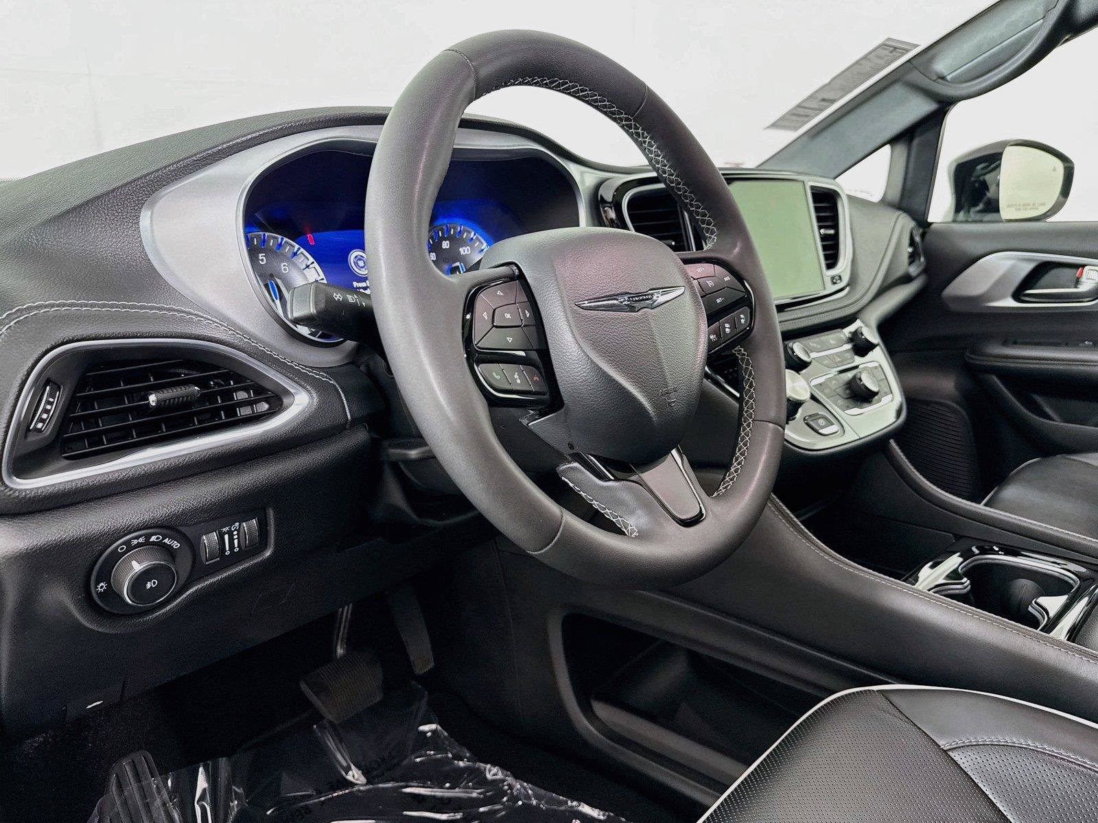Used 2025 Chrysler Pacifica Limited FWD image 4