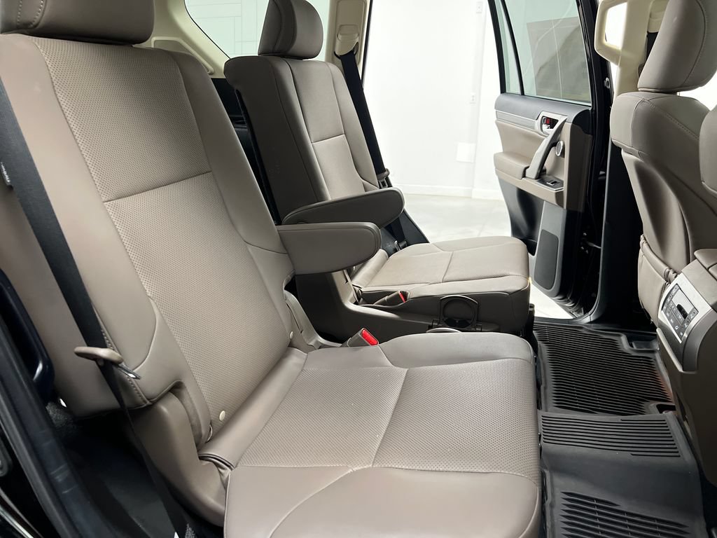 Used 2022 Lexus GX 460 Premium w/ Accessory Package AWD/4WD image 23
