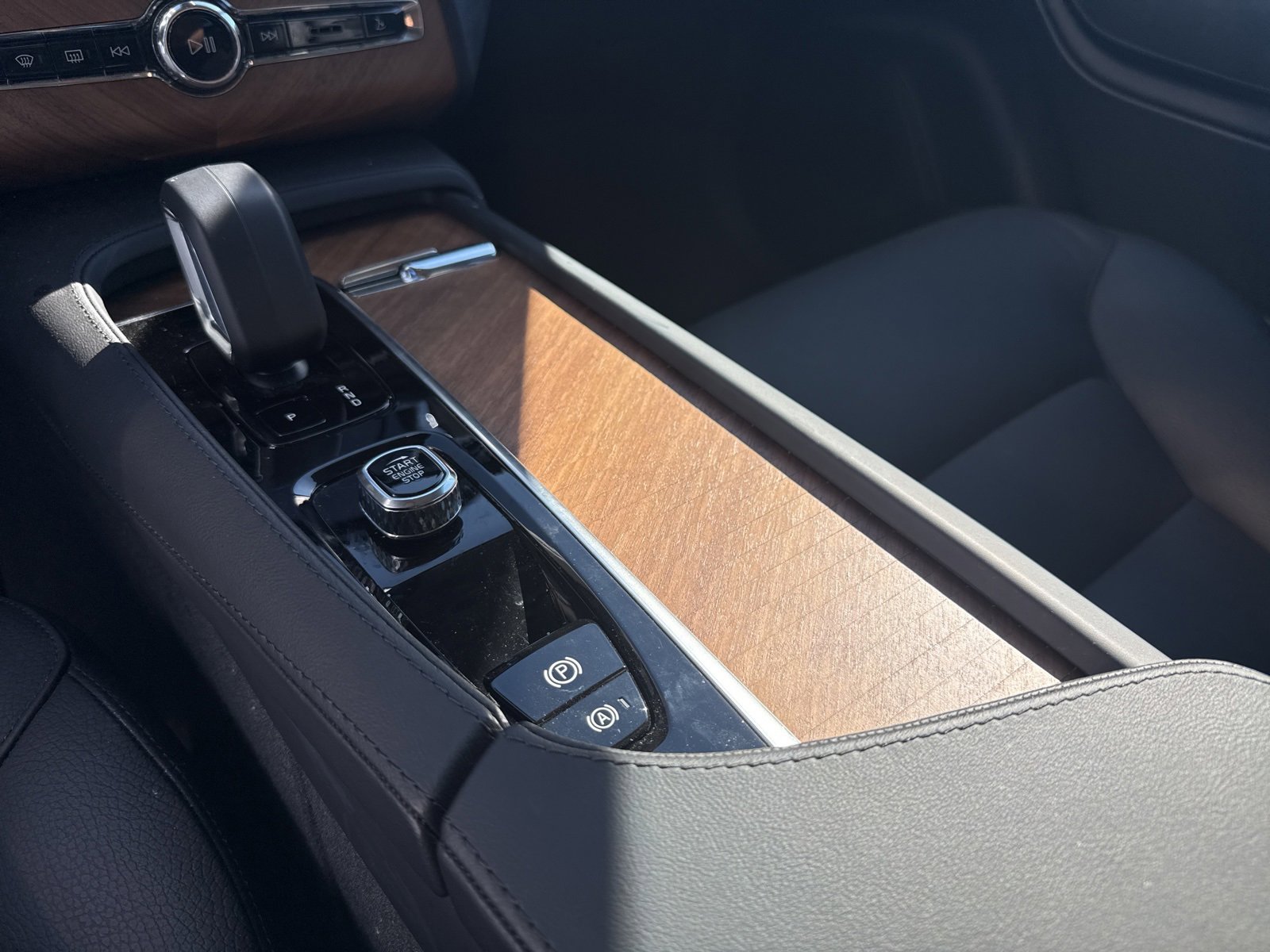 Used 2025 Volvo XC90 B6 Plus image 23