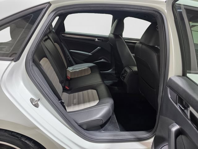 Used 2018 Volkswagen Passat 3.6 FWD image 32