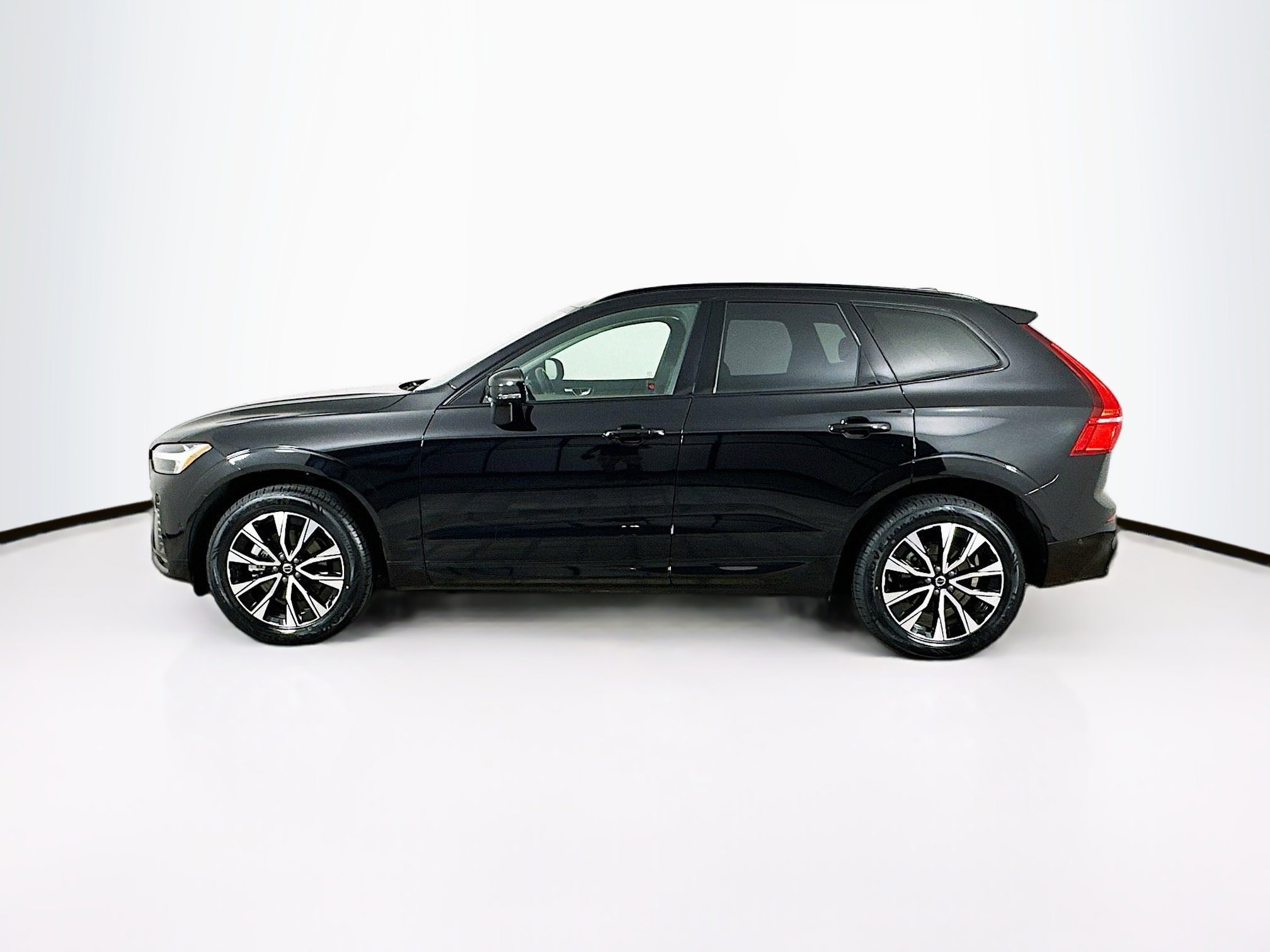 Used 2025 Volvo XC60 B5 Plus image 4