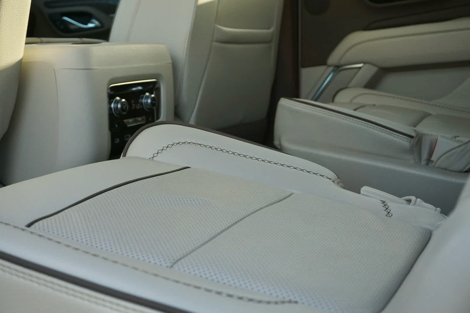 Used 2024 GMC Yukon Denali w/ LPO, Floor Liner Package AWD/4WD image 32