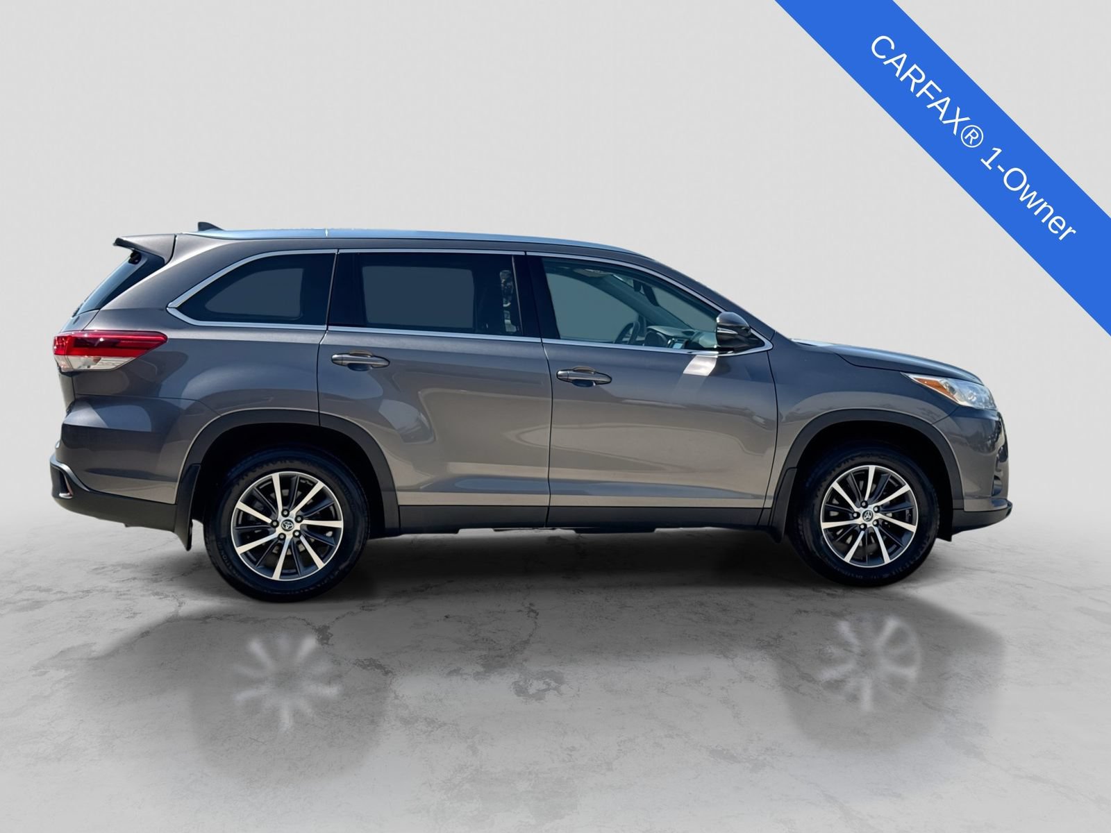 Used 2019 Toyota Highlander XLE w/ Carpet Mat Package (TMS) AWD/4WD image 9