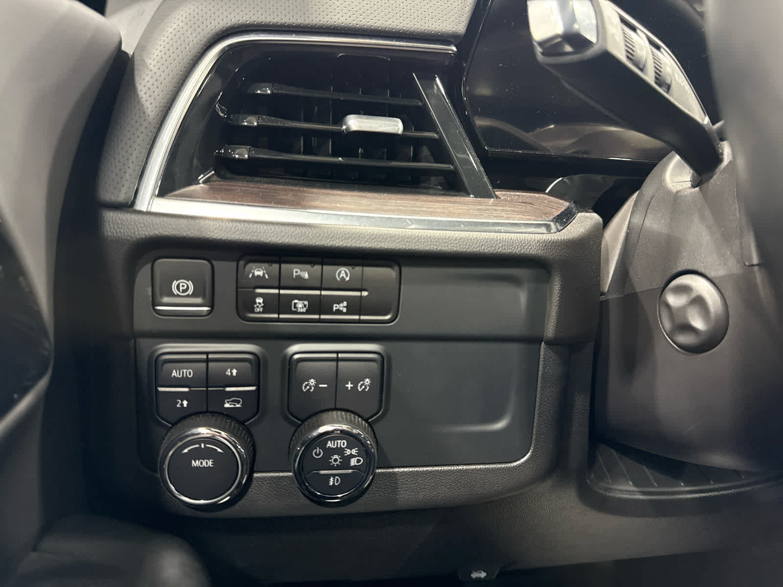 Certified 2025 Chevrolet Suburban Premier AWD/4WD image 25
