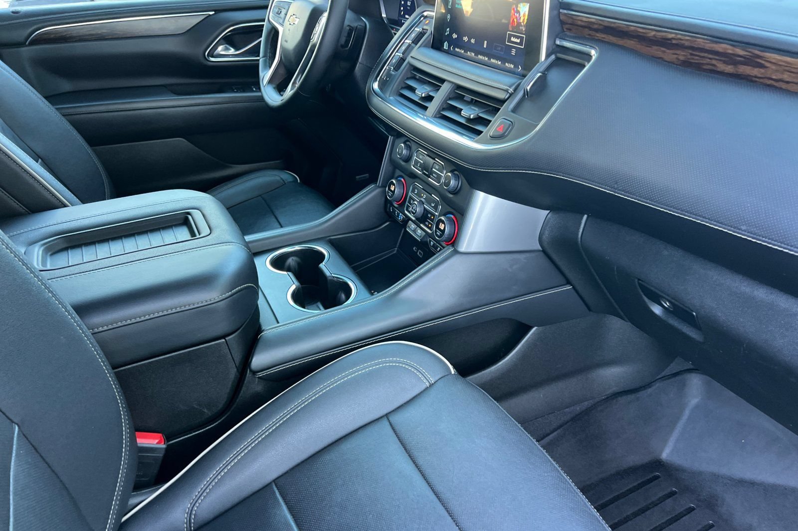 Used 2023 Chevrolet Suburban Premier AWD/4WD image 21