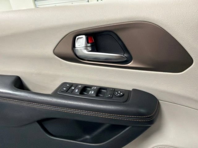 Used 2019 Chrysler Pacifica Touring Plus FWD image 26