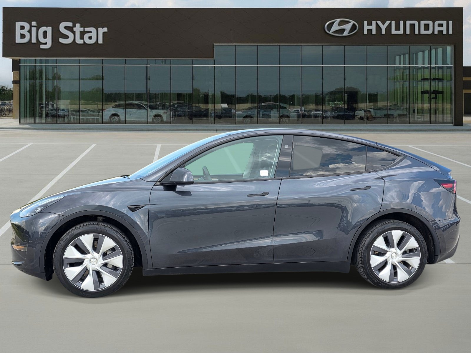 Used 2024 Tesla Model Y Long Range AWD/4WD image 2