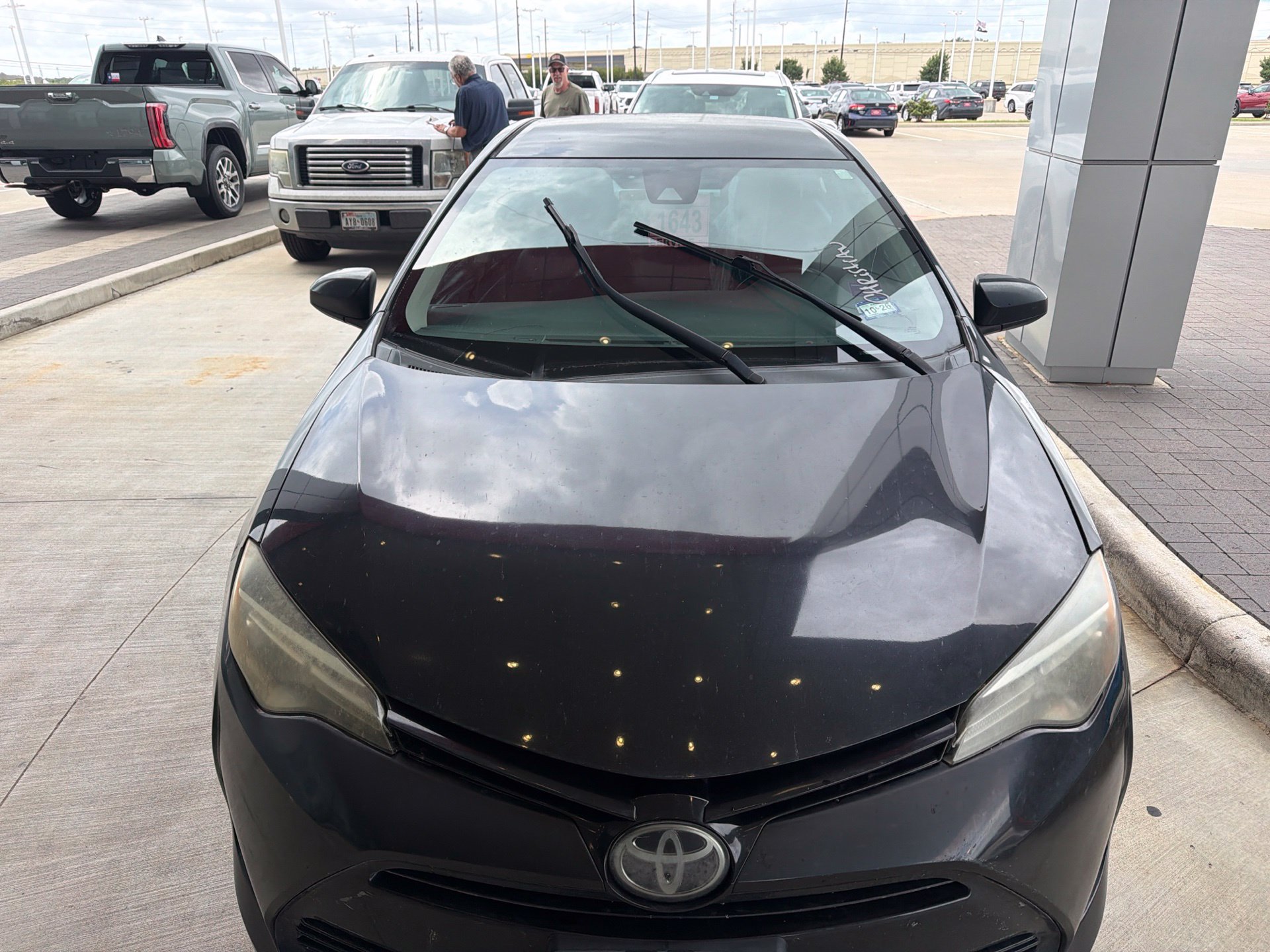 Used 2018 Toyota Corolla LE FWD image 2
