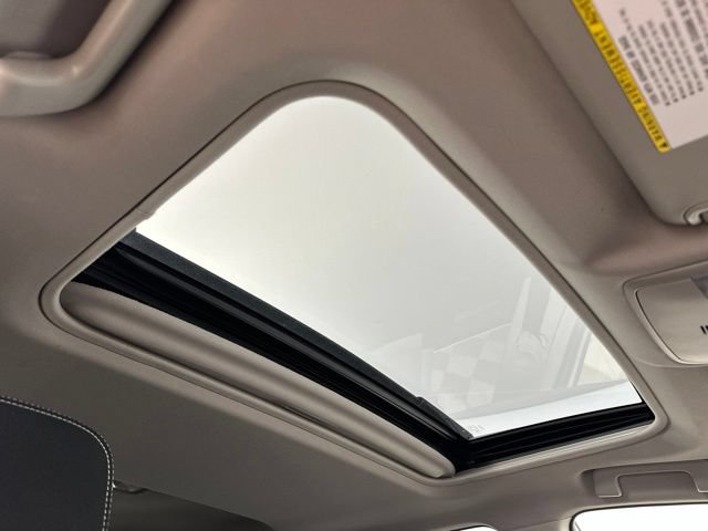 Used 2017 Toyota RAV4 XLE AWD/4WD image 3