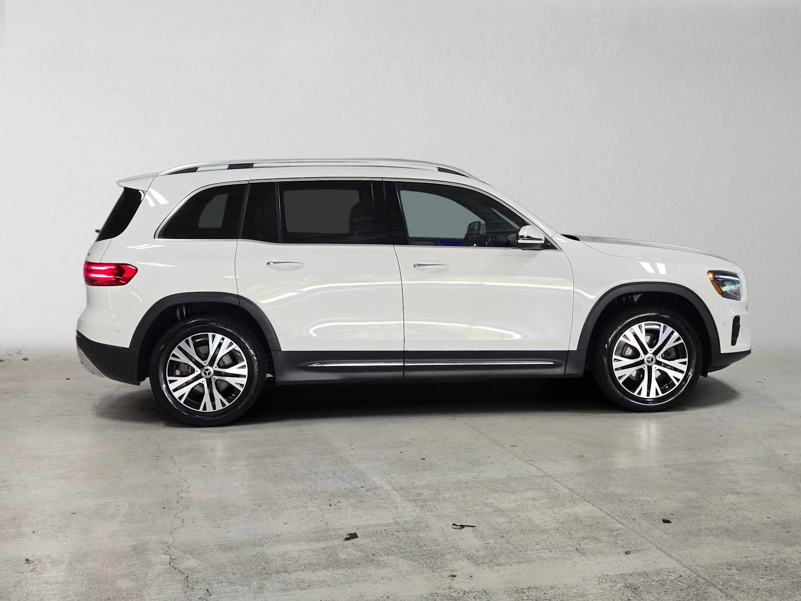 Used 2024 Mercedes-Benz GLB 250 4MATIC image 2